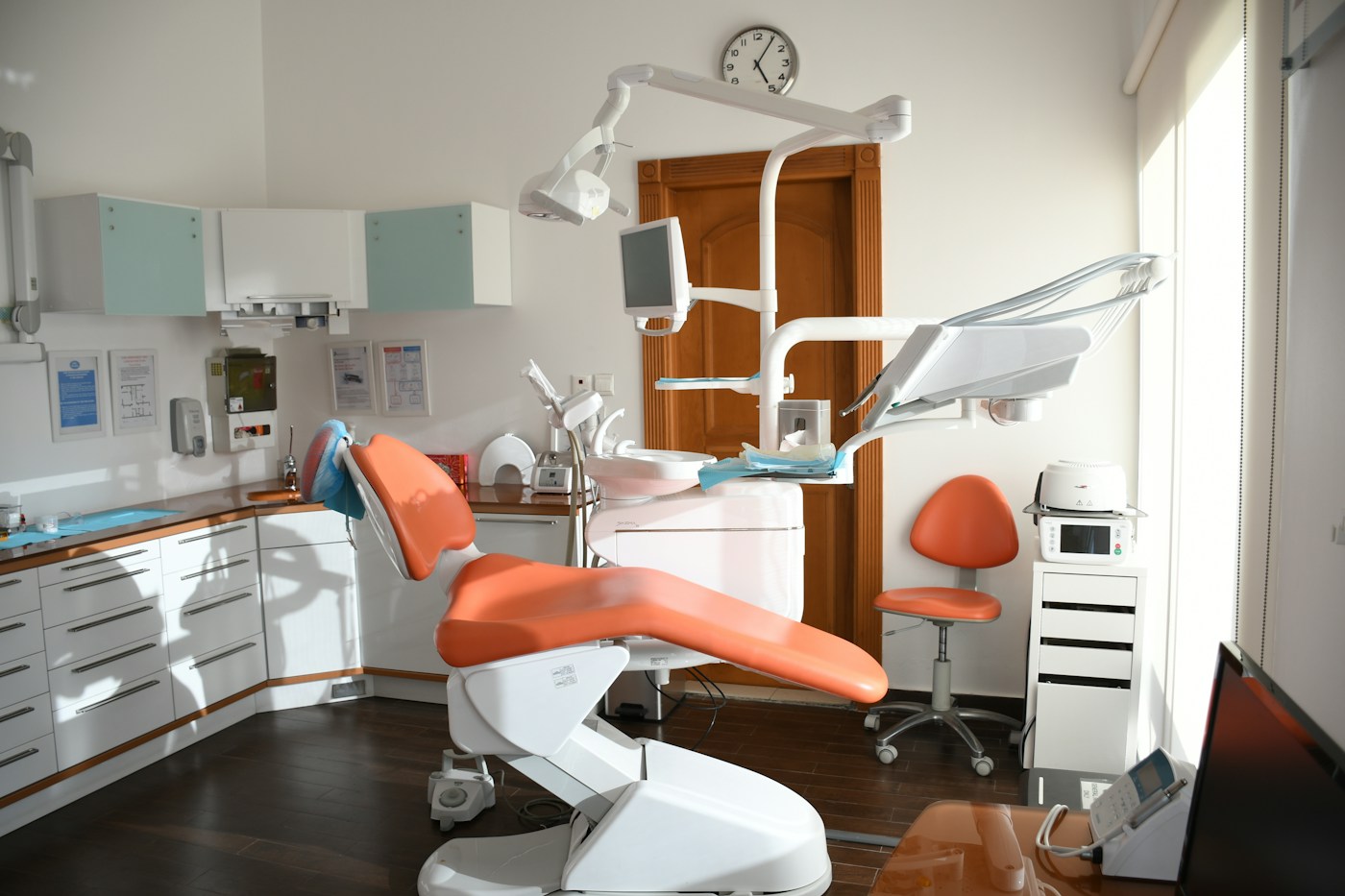 Sillón dental en un consultorio luminoso. Fotografía ilustrativa de la demo.